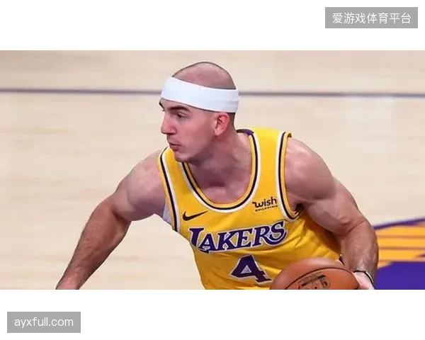 防守型中场乔·贝尔是中场屏障，他的扫荡能力对于保护新西兰后防线至关重要。